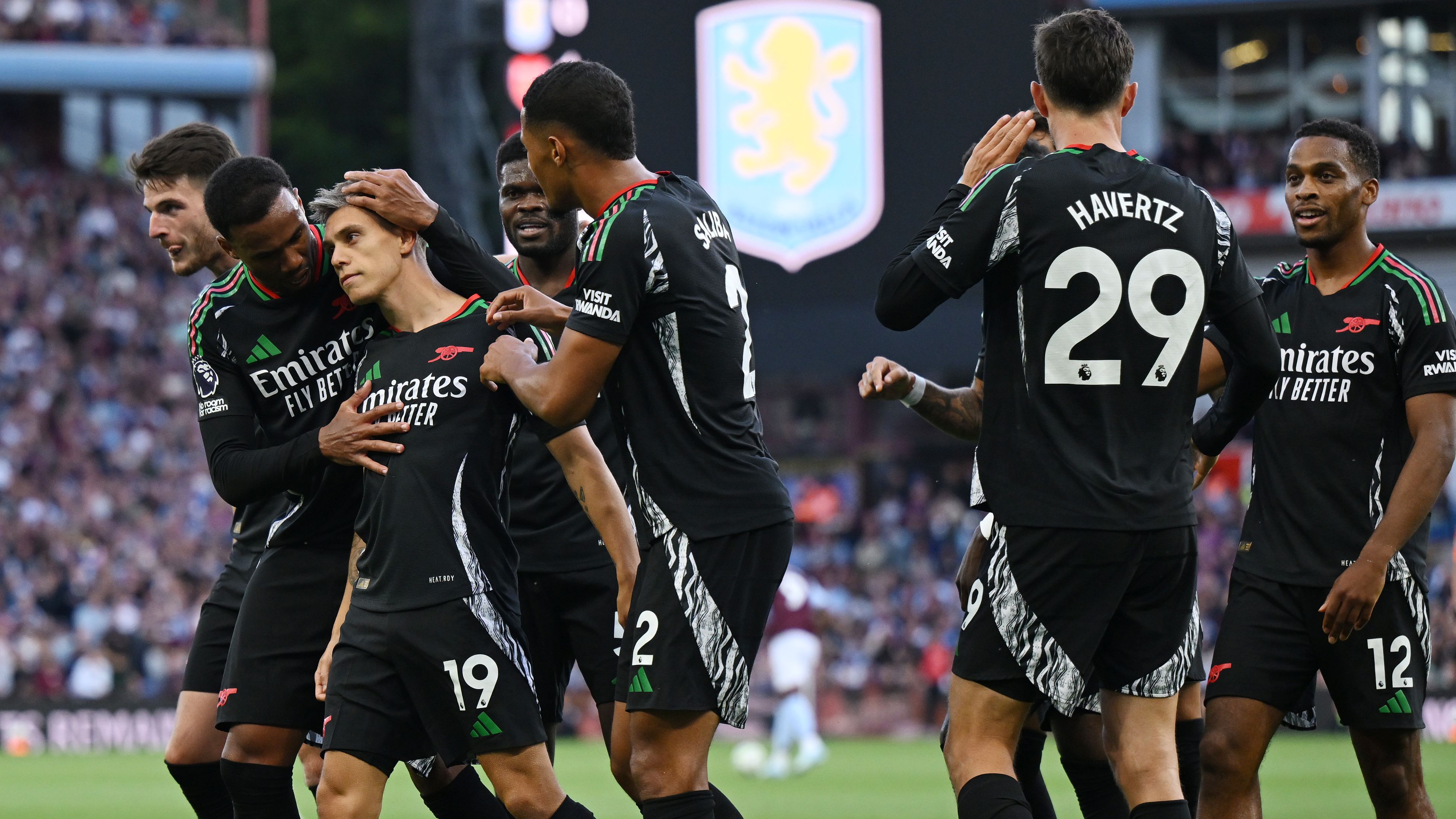 包含赛地聚焦——英超今夜热度飙升；北京首钢豪取连胜；引发热议；轮换策略成焦点的词条