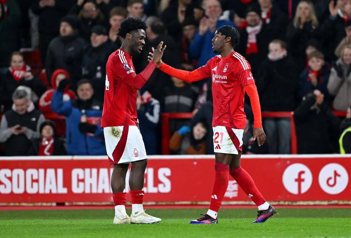 包含赛地聚焦——英超今夜热度飙升；北京首钢豪取连胜；引发热议；轮换策略成焦点的词条