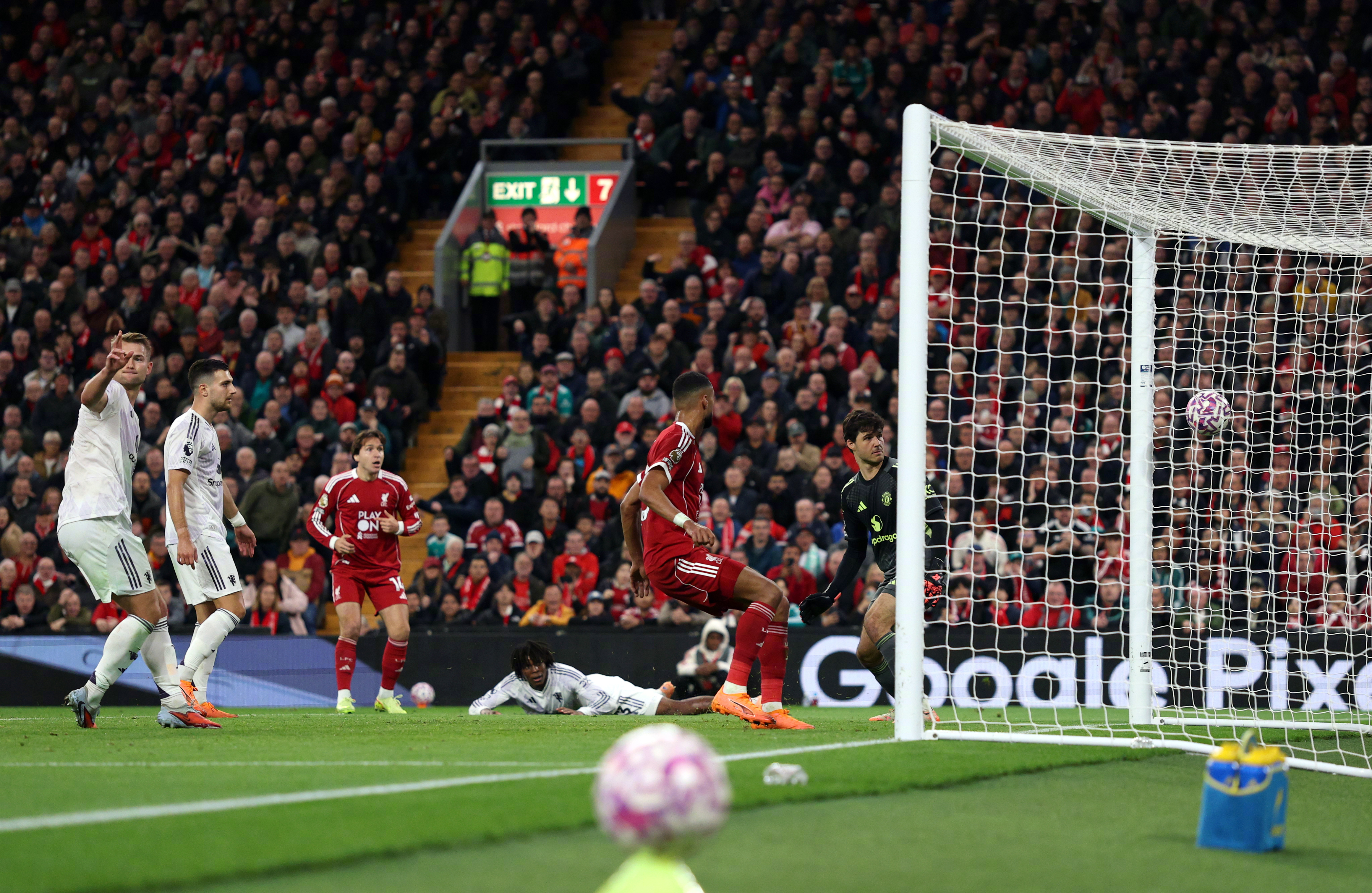 开云体育 注册-关于曼联围绕国王杯强势反弹德布劳内在切尔西比赛中夺冠，冲刺阶段巴塞罗那临场应变看傻球迷的信息